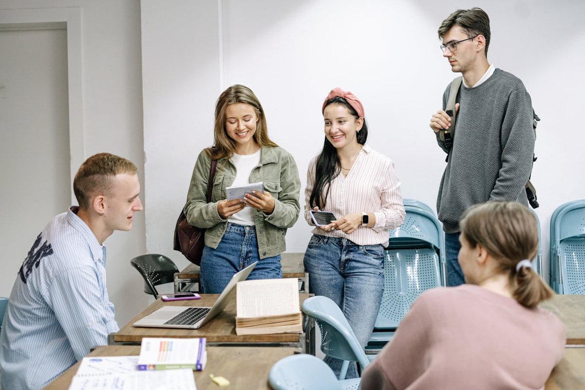 Grupo de escritura creativa reunido con Afinexo 