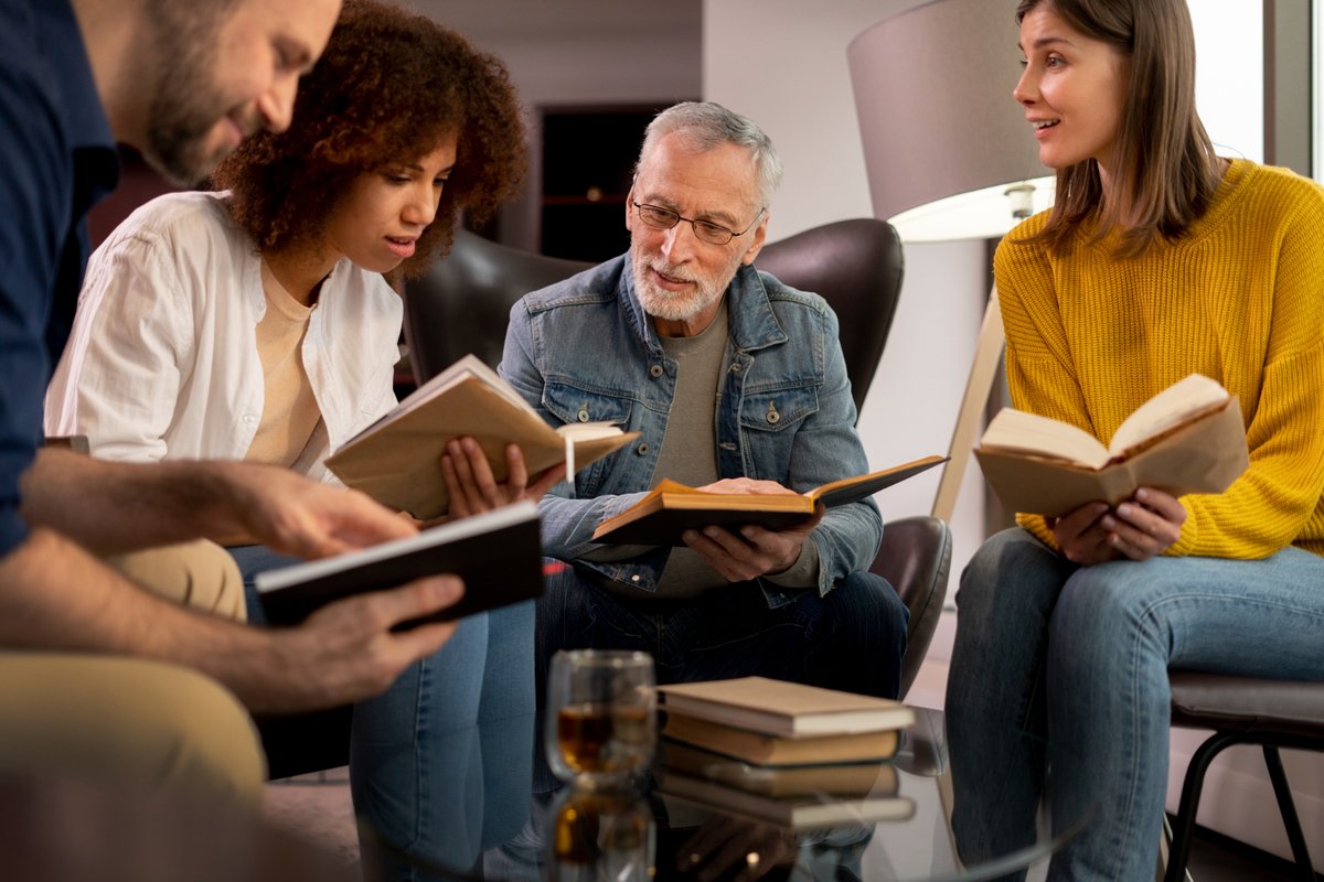 cono conocer gente nueva en murcia en un club de lectura