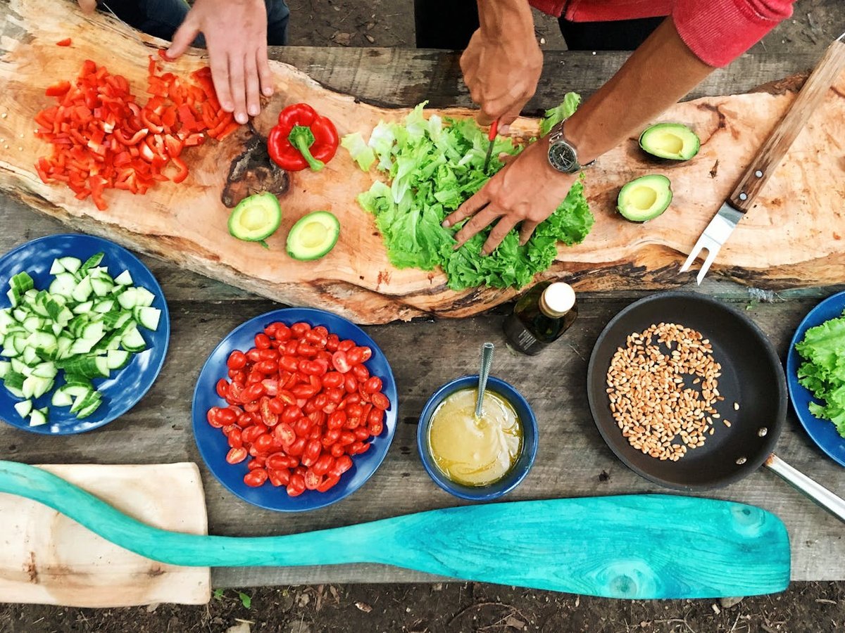 Gente que se conoce para cocinar junta