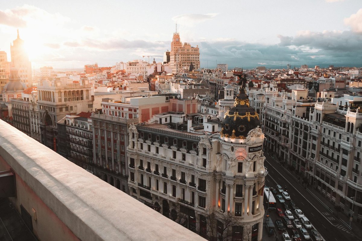 ¿Nuevo en Madrid? Guía Definitiva para Hacer Amigos (y Olvidarte de las Apps de Citas)