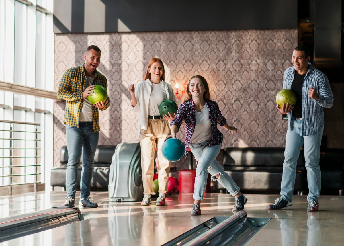 hacer nuevas amistades con las que jugar a los bolos
