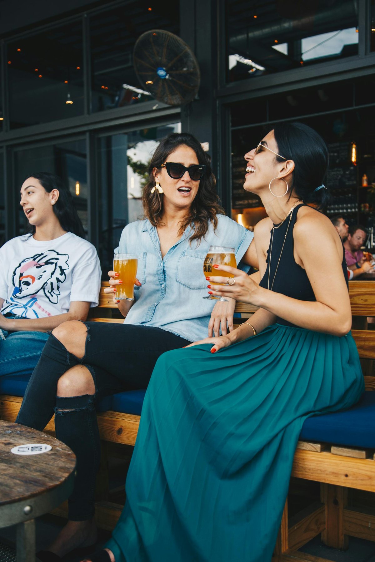 haz amigos nuevos con los que tomar cerveza
