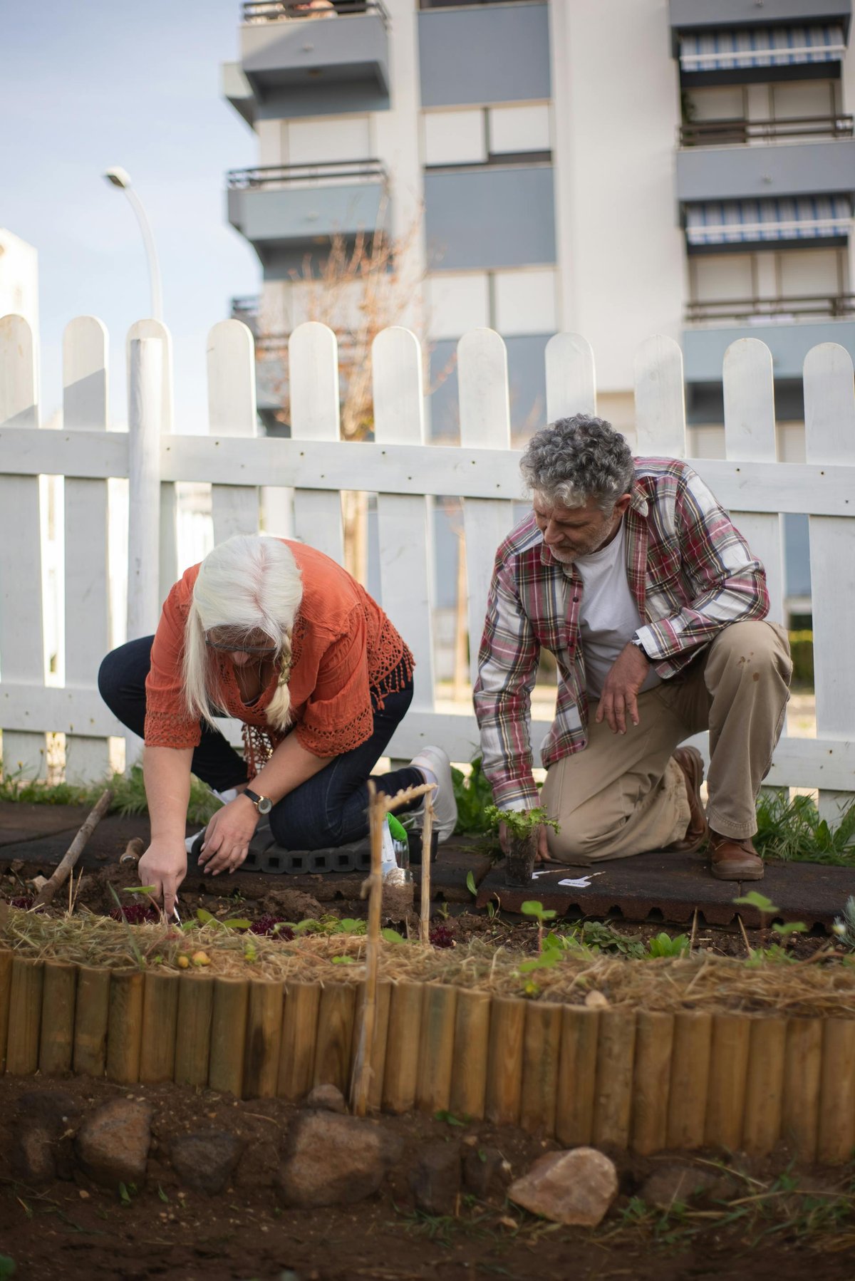 haz nuevas amistades con las que llevar un huerto urbano