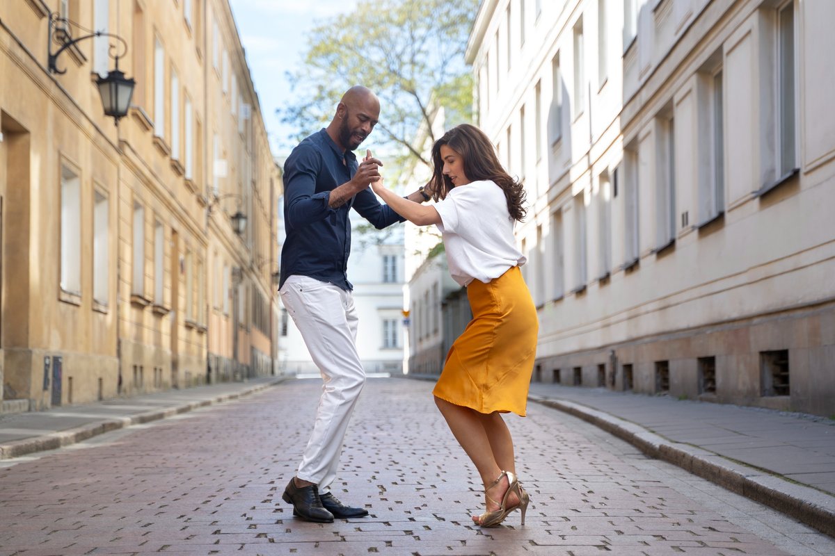 haz nuevos amigos para ir a bailar salsa y bachata
