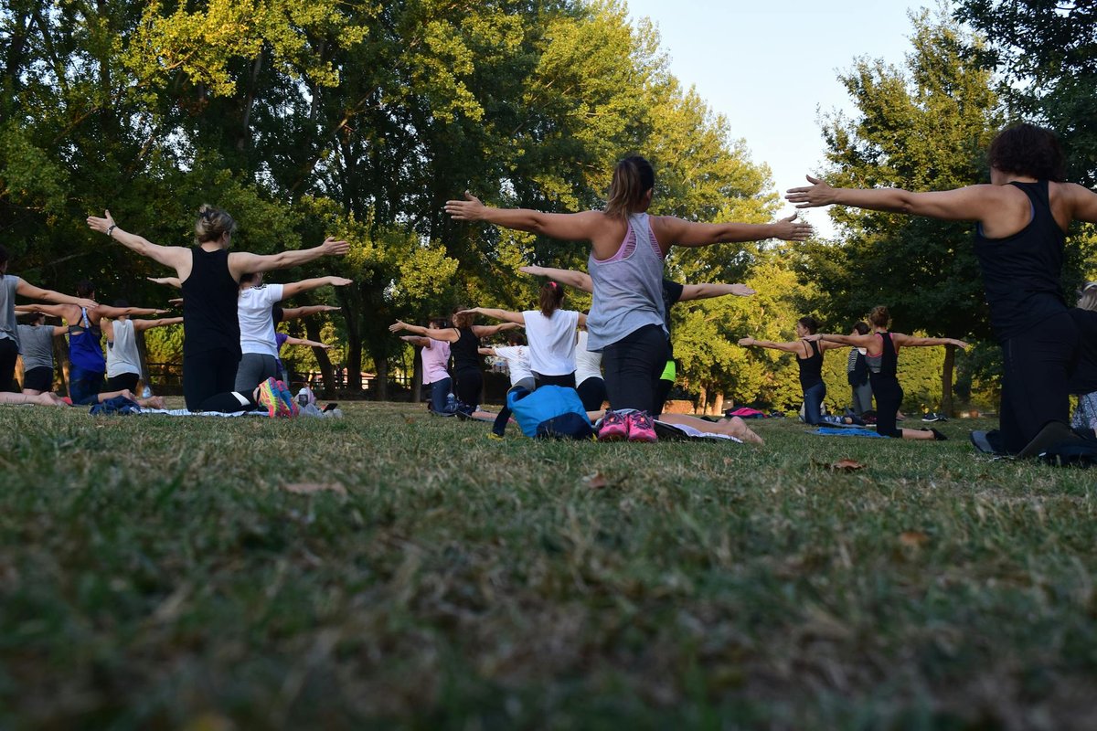 queda con gente nueva para hacer yoga
