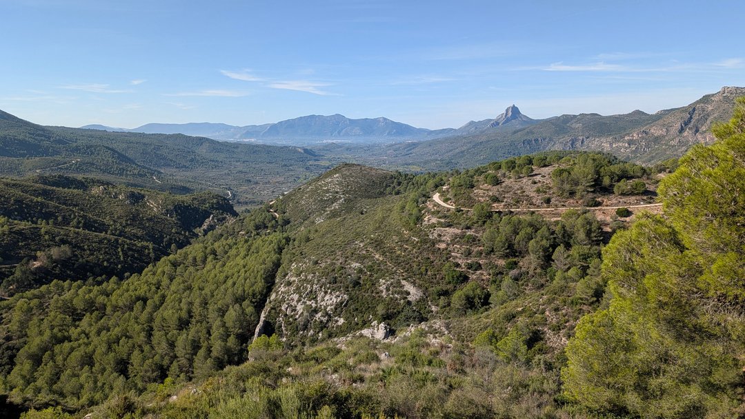 De senderismo el otro día por L'orxa
El Benicadell a la derecha y al fondo la Serra de Mariola