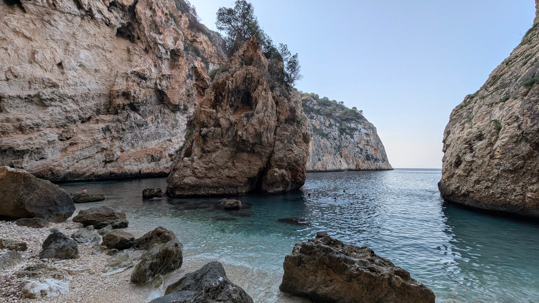 Una cala muy escondida espectacular en xavia (Alicante)