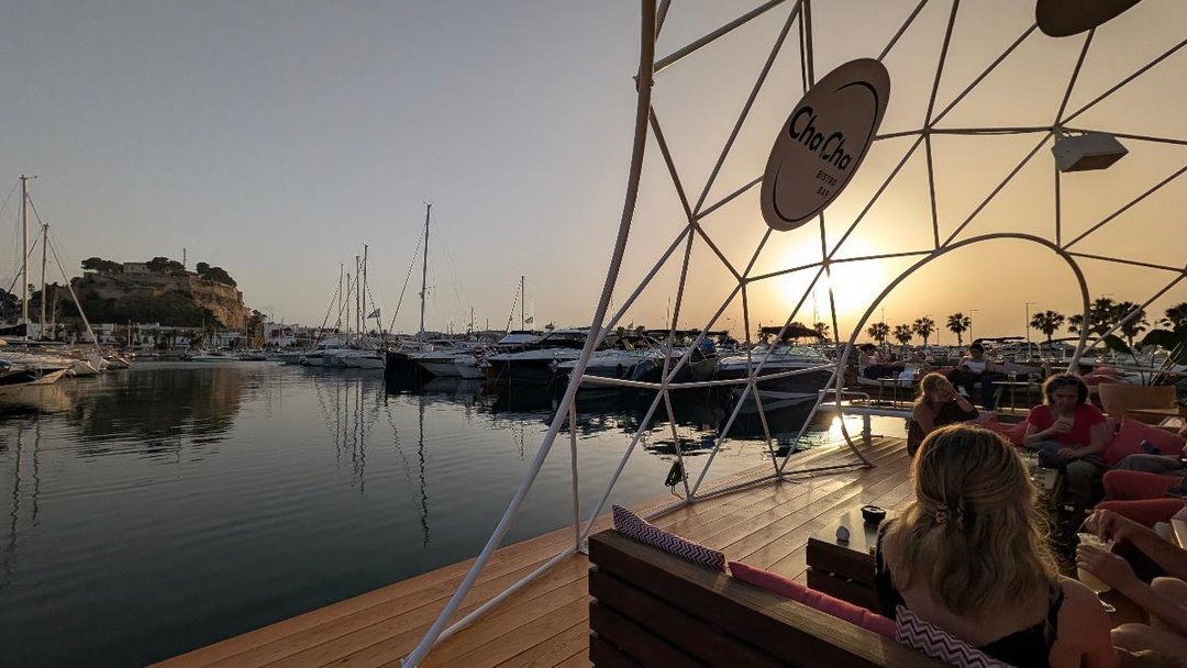 Viendo ayer la puesta de sol en Denia en una terraza flotante cenando y tomando cócteles
