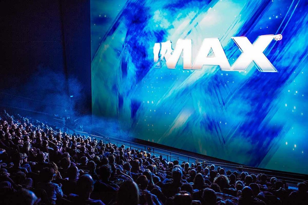 Ayer vi la odisea en el Imax y es toda una experiencia, la pantalla es enorme, pero además con una proporción mayor que un cine clásico para ver más trozo por arriba y abajo.
Así que se veía y también se oía mejor.
Me gustó.