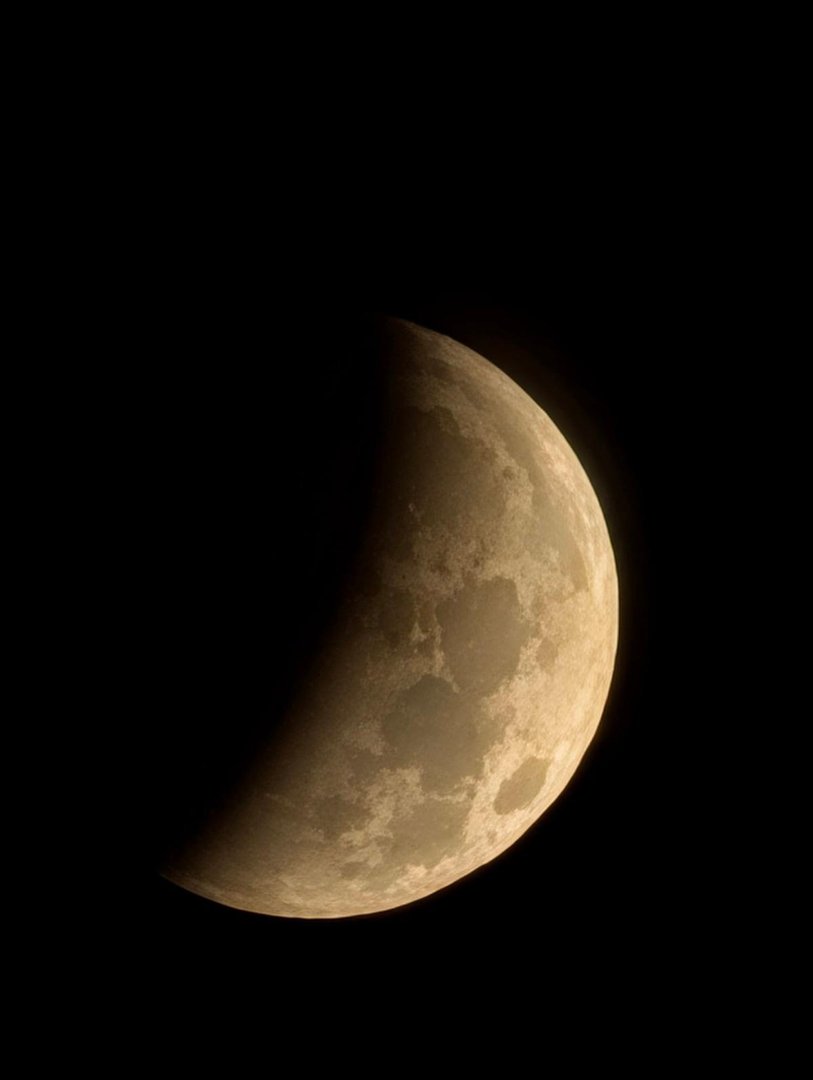 Eclipse lunar de hoy.
a las 5:00 am hora española.
Hay que tener en cuenta que hoy era luna llena, que aunque se vea así no es que fuera cuarto creciente ni nada por el estilo.