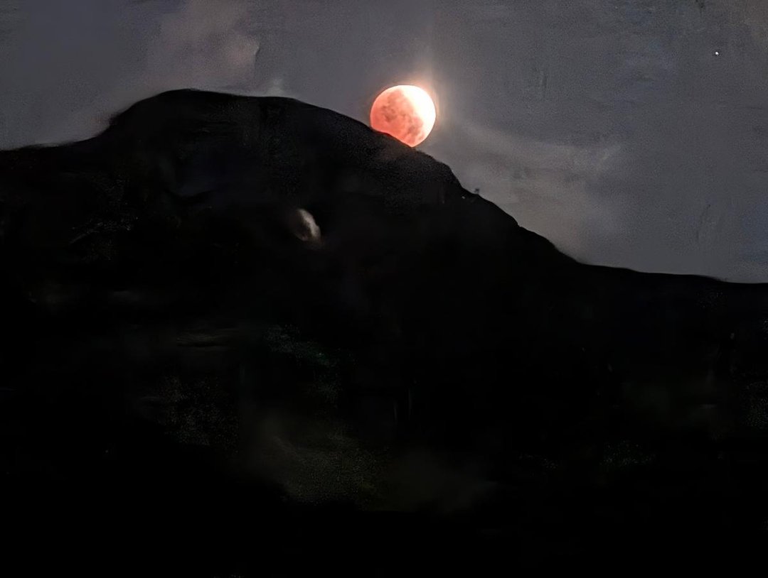 El final del eclipse lunar, parece un poco como el anillo de diamantes, del de sol del otro día.
Está poniéndose sobre el pico más alto de la zona, el Montcabrer