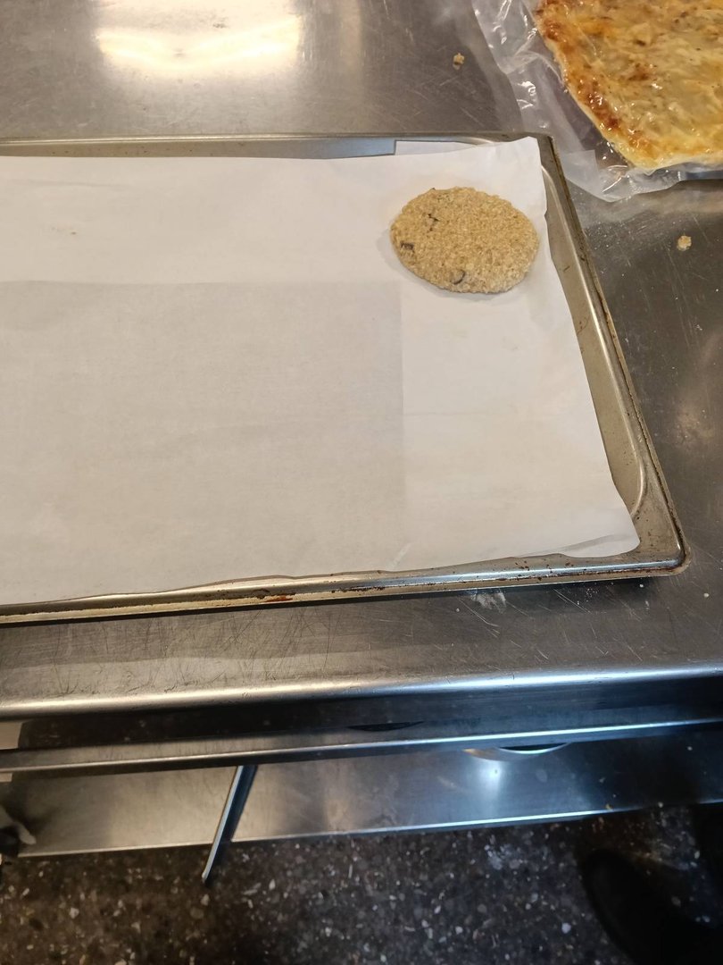Haciendo galletas de avena para la cafetera del instituto