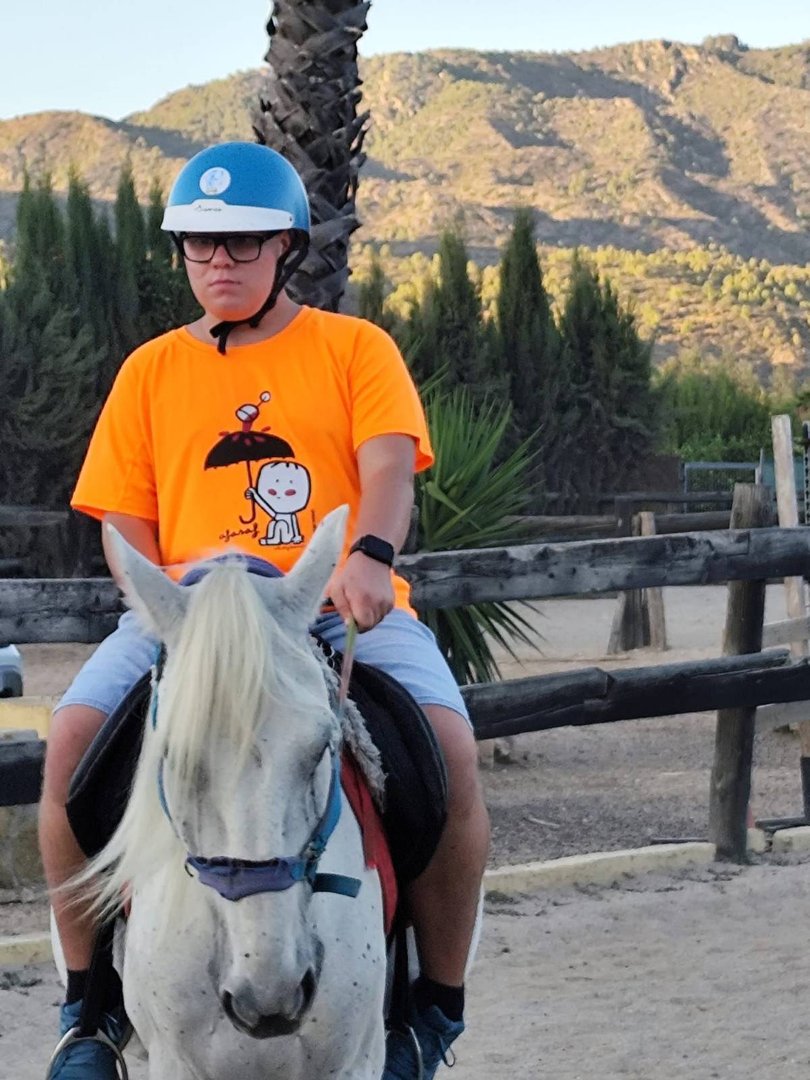 Hoy con la asociación Afasaf he ido a montar a caballo y hemos hecho una  ruta por roquetas